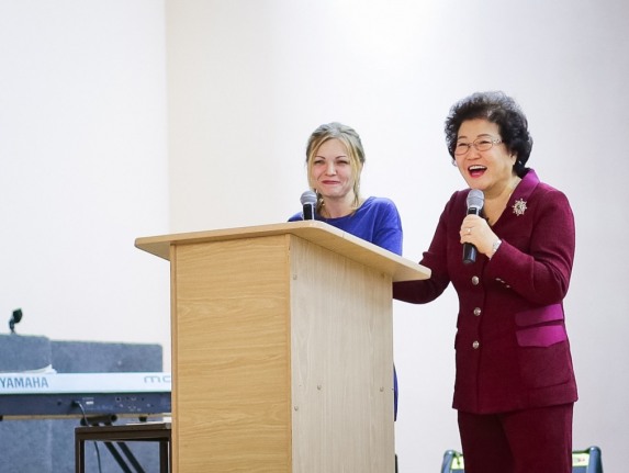 Супруга Дэвида Йонгги Чо учила на женской конференции в России