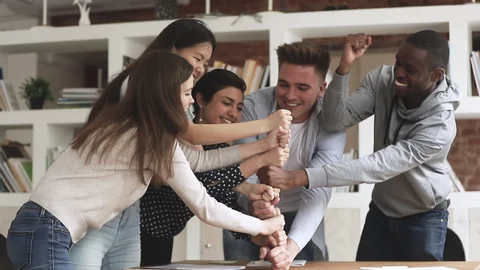 Провозглашать чудеса Божии, радоваться и смеяться друг с другом, а не друг над другом